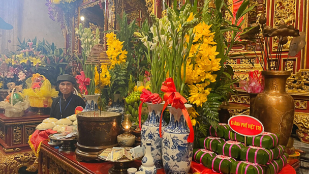 Dâng bánh chưng, bánh giầy lên các Vua Hùng