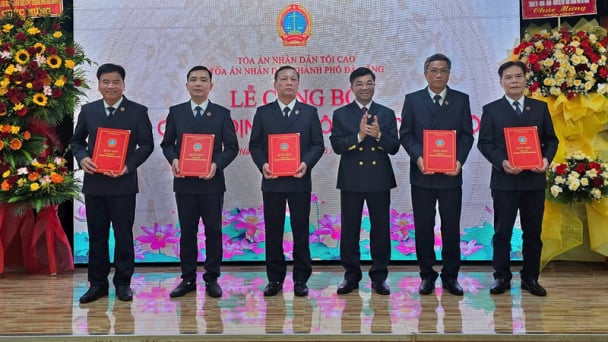 Trao quyết định bổ nhiệm Phó Chánh án TAND Thành phố, Chánh án, Phó Chánh án TAND khu vực Đà Nẵng