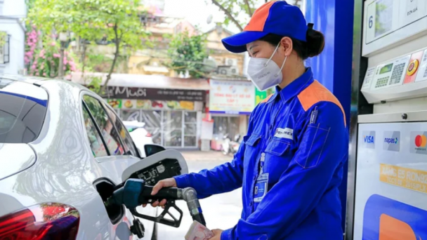 Giá xăng giảm nhờ thuế VAT xuống còn 8%