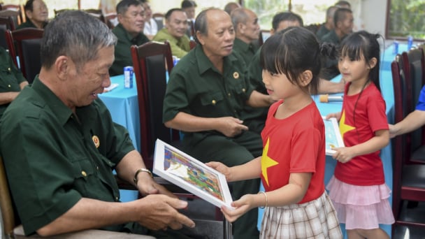 Vinamilk 'viết tiếp câu chuyện hòa bình' bằng tranh và hành động