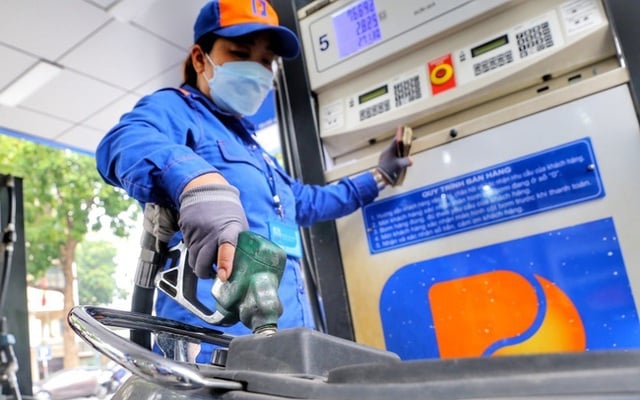 Đề xuất tiếp tục giảm một nửa thuế bảo vệ môi trường với xăng