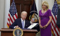 Tổng thống Mỹ Joe Biden ký ban hành luật kiểm soát súng đạn