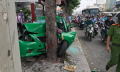 Taxi mất lái đâm vào gốc cây biến dạng, hai người bị thương nặng