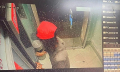 Một phụ nữ dùng đá đập vỡ kính buồng và màn hình ATM