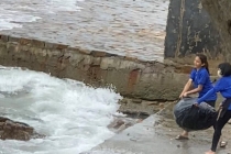Thu hồi giấy kinh doanh quán cà phê ở Vũng Tàu có nhân viên đẩy rác xuống biển