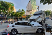 Tin tức tai nạn giao thông mới nhất ngày 22/9: Container tông BMW biến dạng, cuốn nhiều xe máy vào gầm