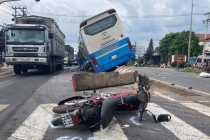 Tin tức tai nạn giao thông mới nhất ngày 24/9: Đón con đi học về va chạm với xe tải, người cha tử vong