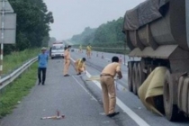 Tin tức tai nạn giao thông mới nhất ngày 26/9: Nhảy từ ô tô xuống đường, bị xe đầu kéo cán tử vong