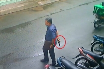 Người đàn ông rút súng, lên đạn giữa đường 'thị uy' ở TP HCM
