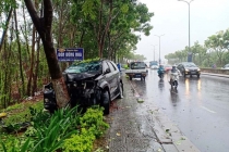 Tin tức tai nạn giao thông mới nhất ngày 8/10: Ô tô tông gốc cây trong mưa lớn, 2 người bị thương