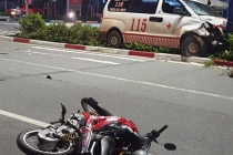 Xe cấp cứu tông xe máy qua đường, nam thanh niên nhập viện
