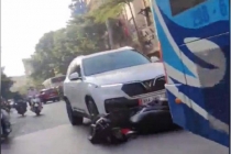 ‘Ô tô điên’ kéo lê xe SH trên phố Hà Nội, người dân bức xúc truy đuổi