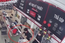 VIDEO: Người đàn ông xăm trổ dùng gậy đập vào đầu nhân viên cửa hàng điện thoại