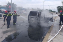 Tin tức tai nạn giao thông mới nhất ngày 28/10: Ô tô bốc cháy, tài xế hoảng hốt đạp tung cửa thoát thân