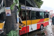 Tin tức tai nạn giao thông mới nhất ngày 30/10: Xe buýt đâm gốc cây ven đường, tài xế nguy kịch