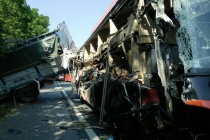 Xe khách va chạm với xe tải trên cao tốc, 4 người bị thương