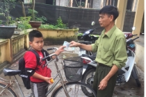 Hà Nội: Học sinh lớp 4 nhặt được tiền liền đạp xe đến giao cho công an