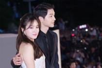 Đoạn video Song Joong Ki - Song Hye Kyo nắm tay nhau trên thảm đỏ gây sốt trở lại