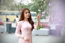Thiếu nữ dịu dàng bên con đường hoa ban đẹp nhất Hà Nội