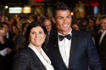 Ronaldo vội vã về quê vì mẹ đột quỵ