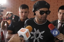 Ronaldinho được tại ngoại sau 32 ngày ‘ăn cơm tù’