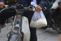 Tấp nập người dân xứ Huế xếp hàng nhận gạo ở 3 cây ATM gạo
