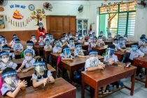 Đại diện Bộ Giáo dục & Đào tạo: Học sinh không cần đeo kính chống giọt bắn đến trường