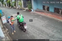 VIDEO: Gã xe ôm công nghệ liều lĩnh cướp điện thoại giữa ban ngày