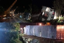 NÓNG: Xe container đè xe limousine bẹp dúm khiến 3 người tử vong