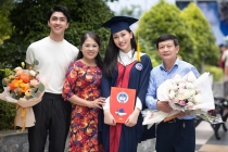 Á hậu Phương Nga khoe ảnh nhận bằng tốt nghiệp ĐH, cập nhật luôn quan hệ của bạn trai với bố mẹ