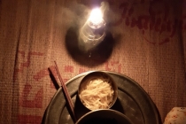 Người dân Thừa Thiên Huế thắp đèn dầu ăn cơm