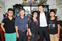 Vũ Khắc Tiệp chia sẻ ảnh chụp với bố mẹ ở quê nhà Nam Định