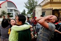 Đưa thi thể 22 chiến sĩ về Đông Hà: Người thân khóc nghẹn, bám vào xe cứu thương