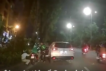 VIDEO: Đuổi theo ôtô nghi gây tai nạn, tài xế grab bị 'ăn gậy' vào đầu