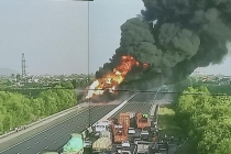 Xe bồn bốc cháy kinh hoàng trên cao tốc Hà Nội - Hải Phòng