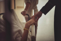 Khoảnh khắc Kim Lý nắm tay Hà Hồ trước khi vào phòng phẫu thuật gây xúc động