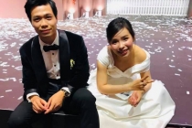 Lộ ảnh vợ chồng Công Phượng – Viên Minh ngồi bệt trên sàn, mệt nhoài sau tiệc cưới
