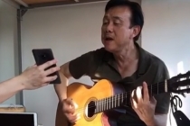Video cố nghệ sĩ Chí Tài ôm đàn hát say sưa tại khu cách ly khiến nhiều người xúc động