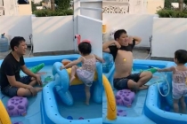 Trường Giang cùng con gái mở 'pool party' trong lúc Nhã Phương đi làm
