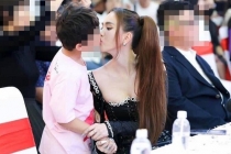 Ngọc Trinh bị chỉ trích vì hôn môi bé trai 8 tuổi ở sự kiện