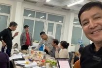 Bữa ăn vội của các nghệ sĩ tập luyện Táo Quân khiến netizen lo lắng