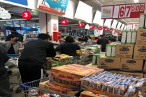 Dân Hà Nội đổ xô đến siêu thị mua mỳ tôm, thực phẩm sau ca nhiễm Covid-19 đầu tiên