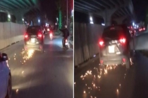 Ô tô gây tai nạn kéo xe đạp điện tóe lửa bỏ chạy trên đường Phạm Văn Đồng