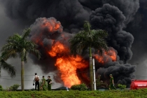 Đang cháy lớn ở kho hóa chất Long Biên, cột khói ngùn ngụt