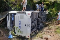 Nóng: Lật xe du lịch ở Quảng Bình, ít nhất 8 người chết