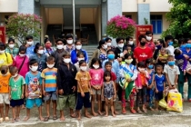 41 người lớn trẻ em dùng xuồng máy nhập cảnh trái phép vào Việt Nam