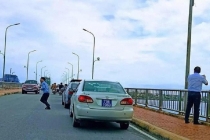Đoàn xe biển xanh dừng trên cầu Nhật Lệ: Thứ trưởng Bộ Xây dựng xin lỗi