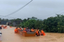 Tin mới mưa lũ miền Trung: Nữ cán bộ Y tế bị lũ cuốn tử vong, BOT ngập lụt