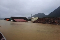 Diễn biến mưa lũ miền Trung: Quảng Trị, Quảng Bình nước ngập mái nhà
