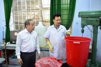 Thầy trò ở Huế sản xuất nước rửa tay sát khuẩn phát miễn phí cho người dân phòng chống dịch corona